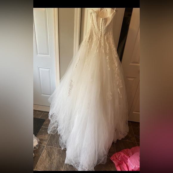 Wedding dress, includes belt and long veil - Picture 5 of 8